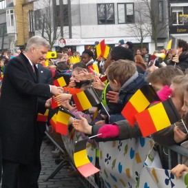 Le roi Philippe drapeaux belges