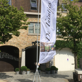 drapeaux bannières et mâts de drapeau mobiele grote vlaggenmast met banniervlag