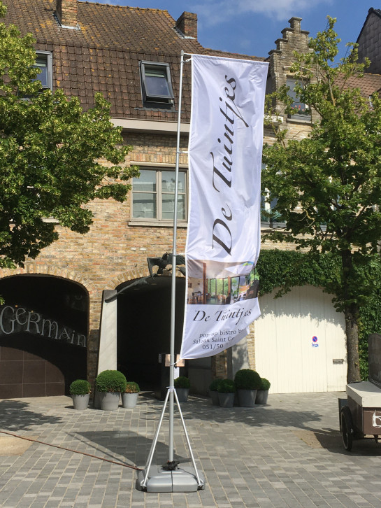 drapeaux bannières et mâts de drapeau mobiele grote vlaggenmast met banniervlag